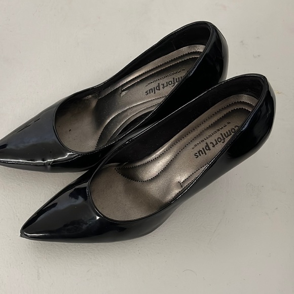 Slightly used high heels. Still in great condition.